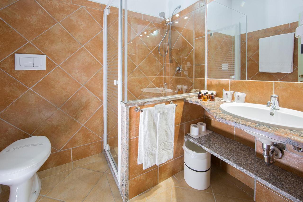 מרינלה Colonna Beach Hotel Marinella מראה חיצוני תמונה