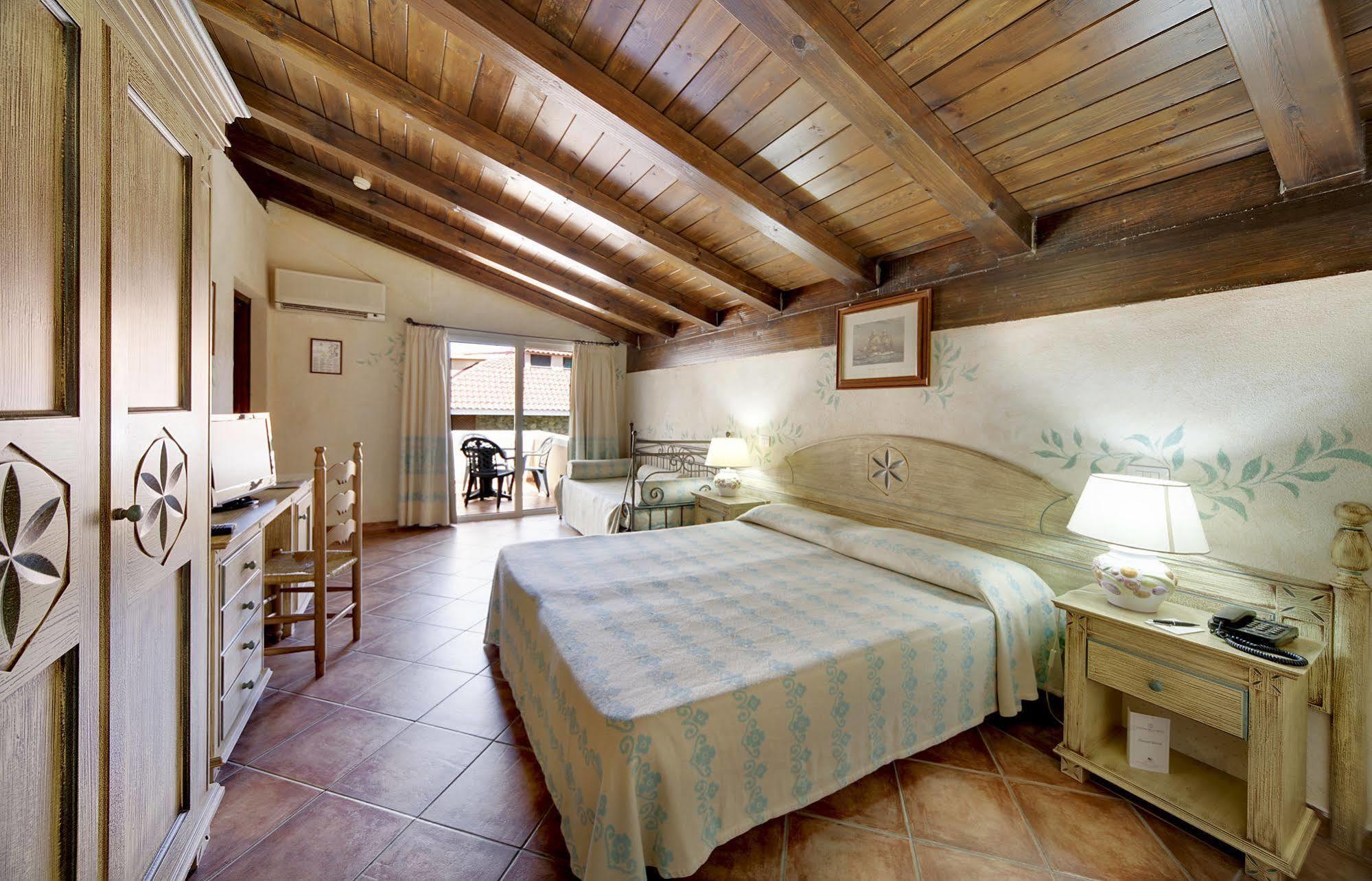 מרינלה Colonna Beach Hotel Marinella מראה חיצוני תמונה