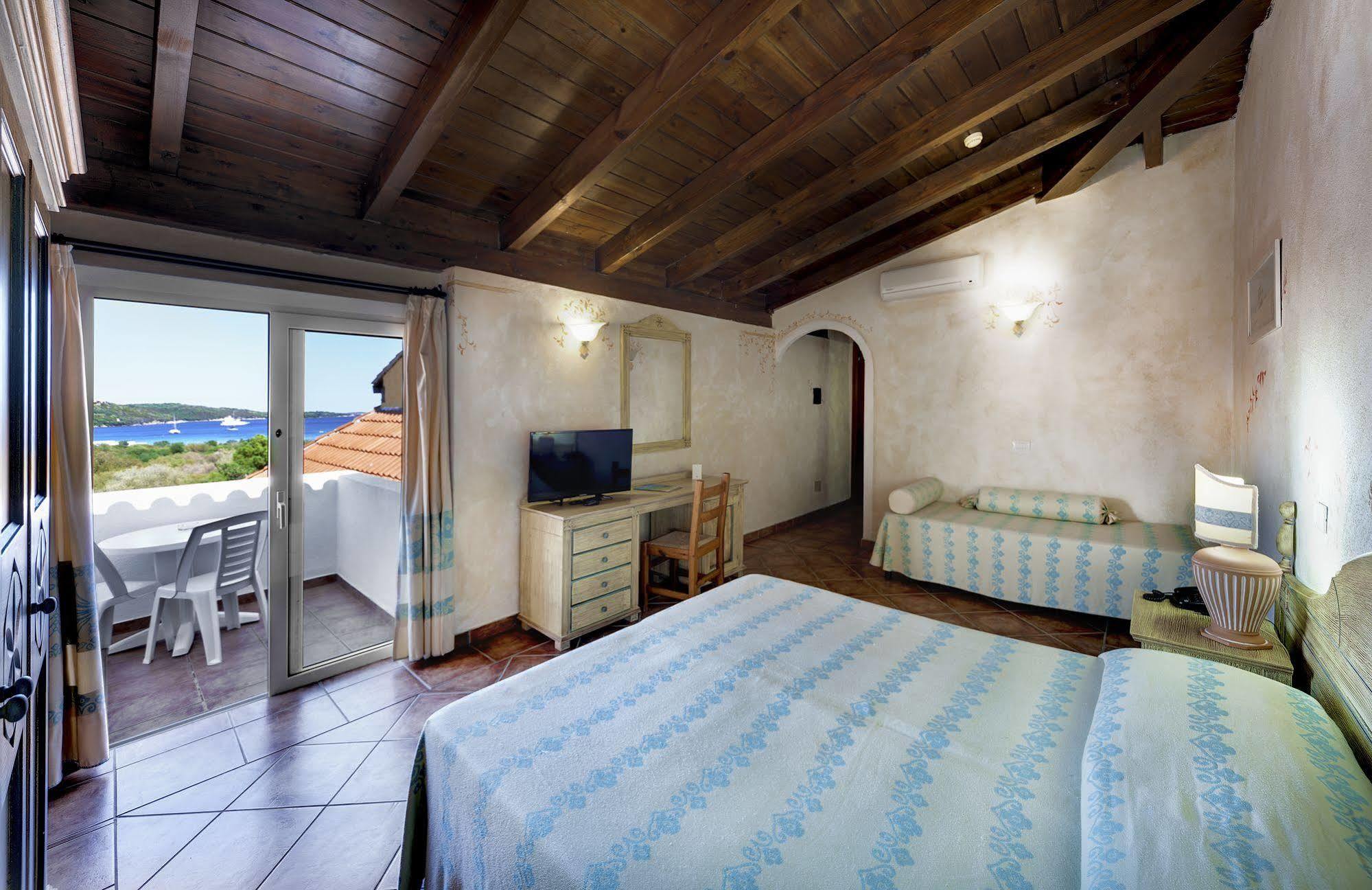 מרינלה Colonna Beach Hotel Marinella מראה חיצוני תמונה
