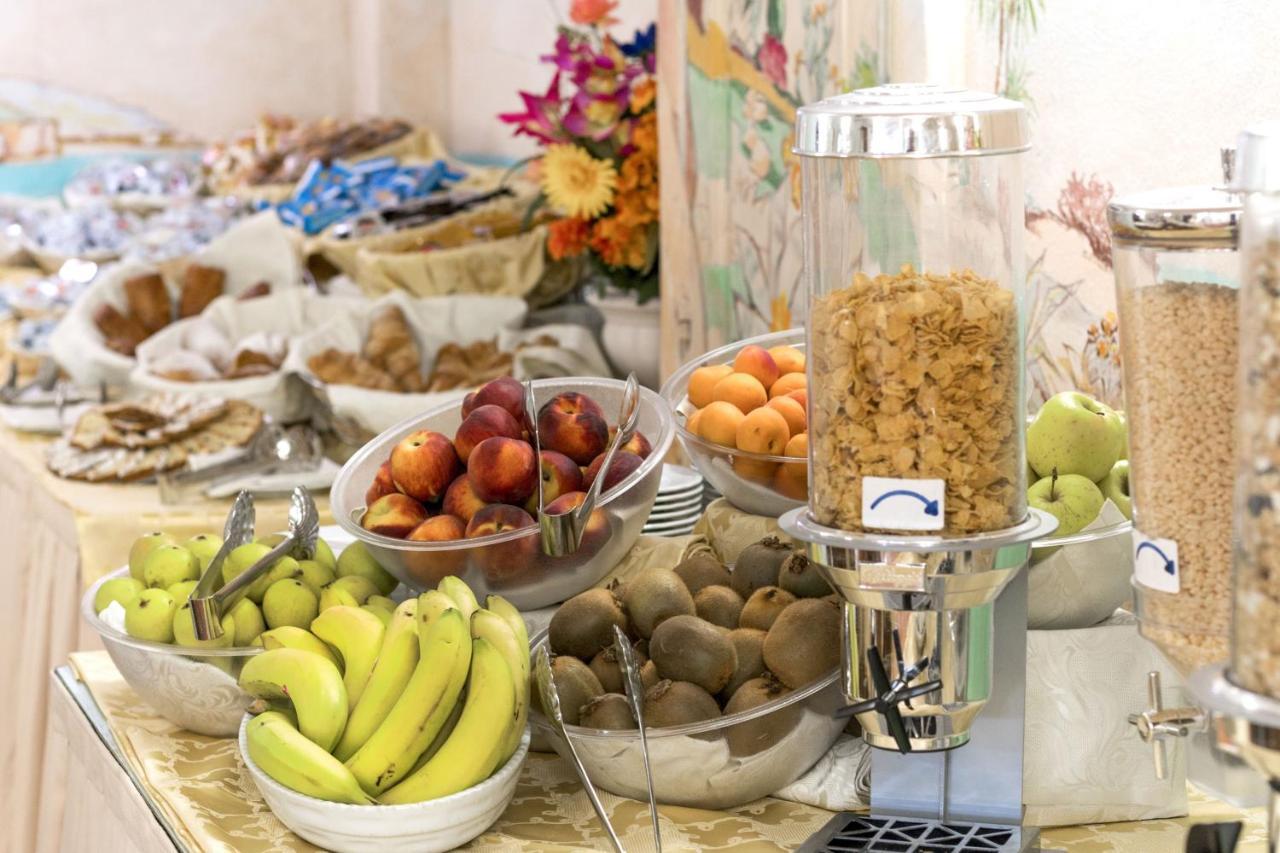 מרינלה Colonna Beach Hotel Marinella מראה חיצוני תמונה